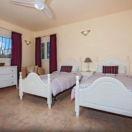 Villa Cancilla With Hot Tub And Pool Table
