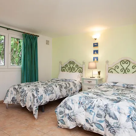 Cancilla With Hot Tub And Pool Table Villa