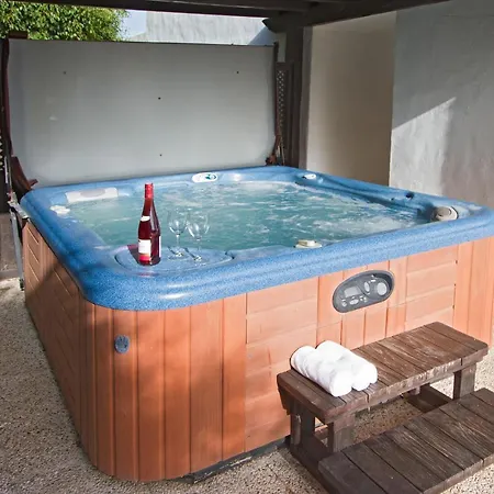 Cancilla With Hot Tub And Pool Table *
